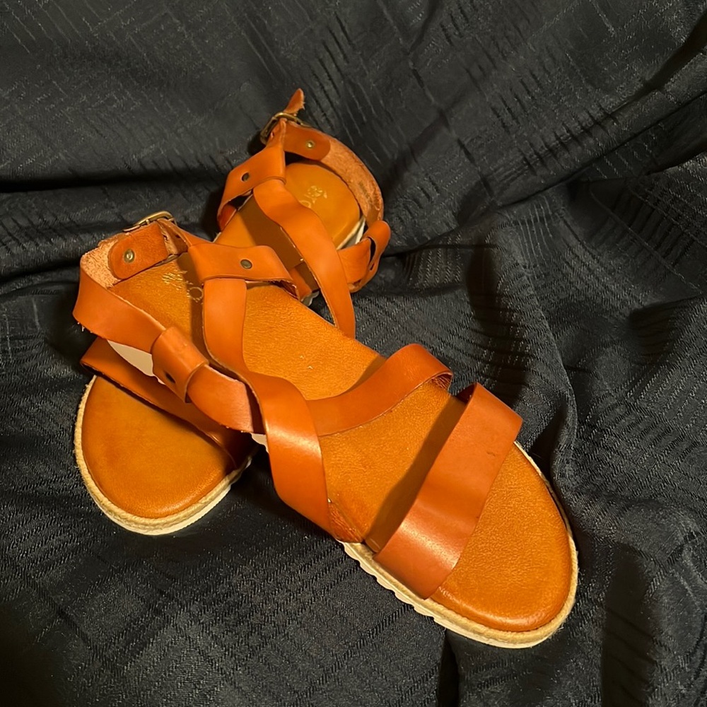 Eran Sandals, new, caramel brown, size 9